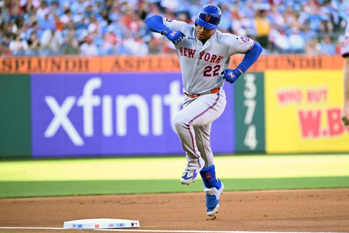 18 de junho de 2026; Filadélfia, Pensilvânia, EUA; O defensor esquerdo do New York Mets, Juan Soto (22), comemora seu home run durante o primeiro turno contra o Philadelphia Phillies no Citizens Bank Park. Crédito obrigatório: Eric Hartline-Imagn Images