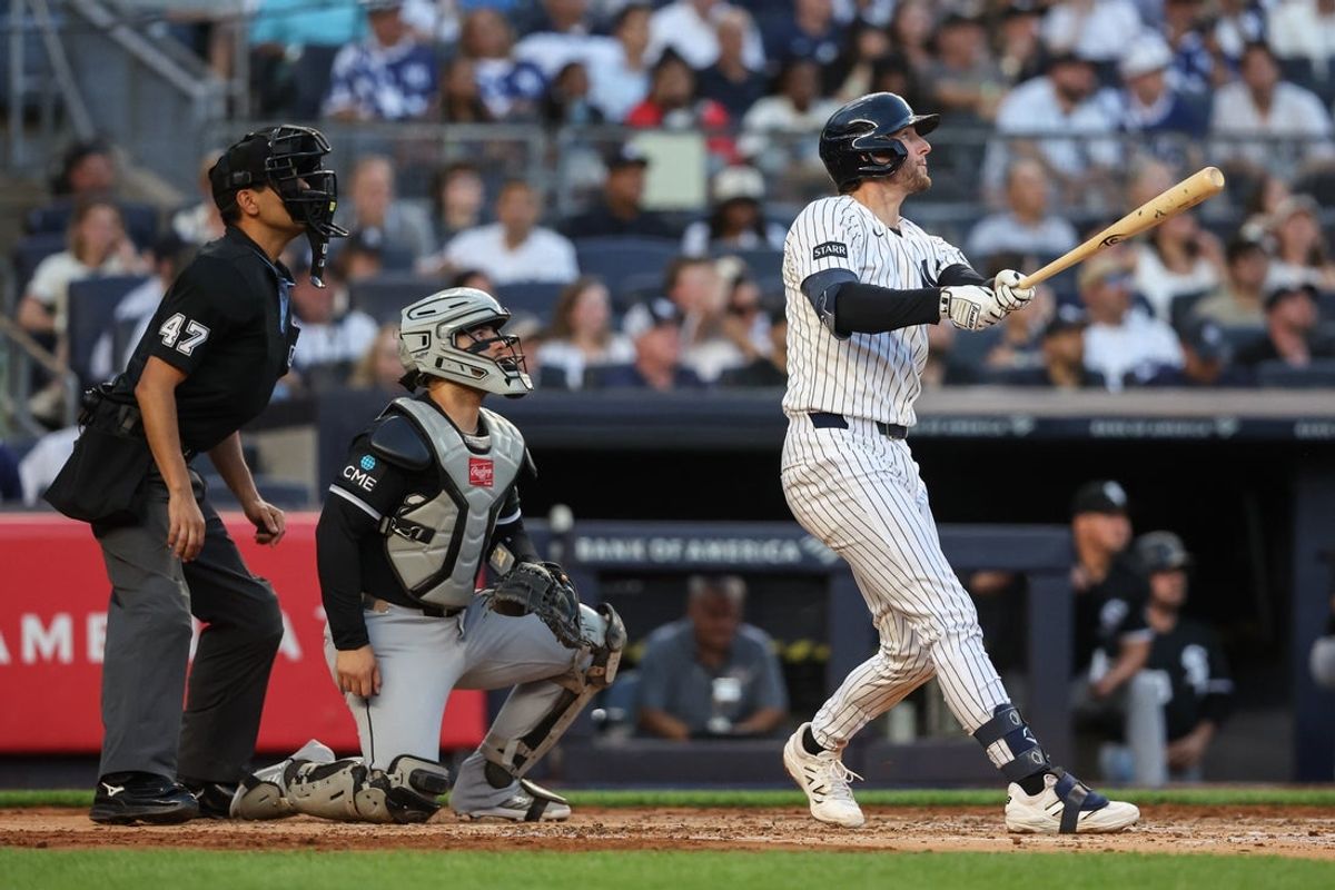 18 de junho de 2026; Bronx, Nova York, EUA; O jogador da terceira base do New York Yankees, Ryan McMahon (19), faz um home run solo na terceira entrada contra o Chicago White Sox no Yankee Stadium. Crédito obrigatório: Wendell Cruz-Imagn Images