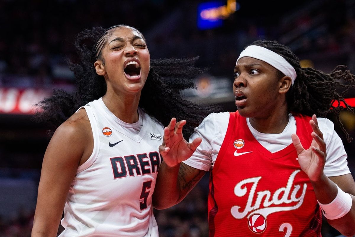 18 de junho de 2026; Indianápolis, Indiana, EUA; O atacante do Atlanta Dream, Angel Reese (5), reage a uma cesta e uma falta na frente do atacante do Indiana Fever, Myisha Hines-Allen (2), no primeiro tempo em Gainbridge Fieldhouse. Crédito obrigatório: Trevor Ruszkowski-Imagn Images
