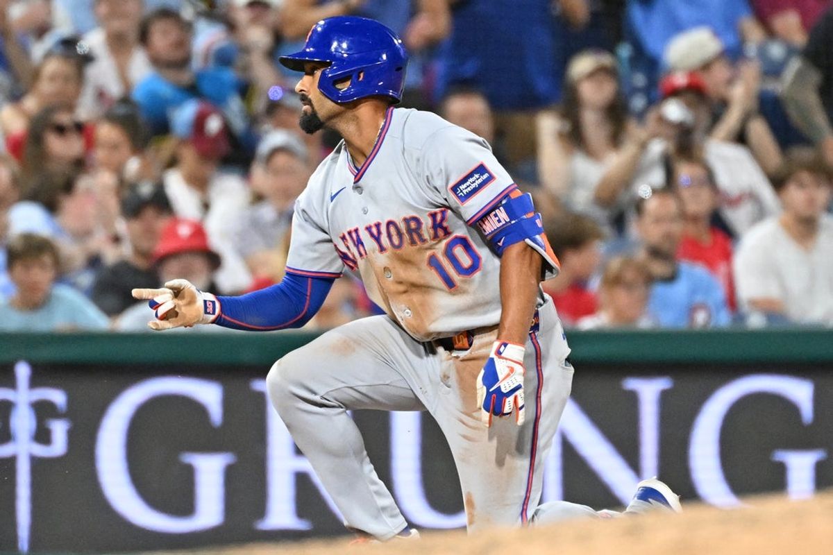 18 de junho de 2026; Filadélfia, Pensilvânia, EUA; O segunda base do New York Mets, Marcus Semien (10), reage depois de acertar dois RBI triplos durante a sétima entrada contra o Philadelphia Phillies no Citizens Bank Park. Crédito obrigatório: Eric Hartline-Imagn Images