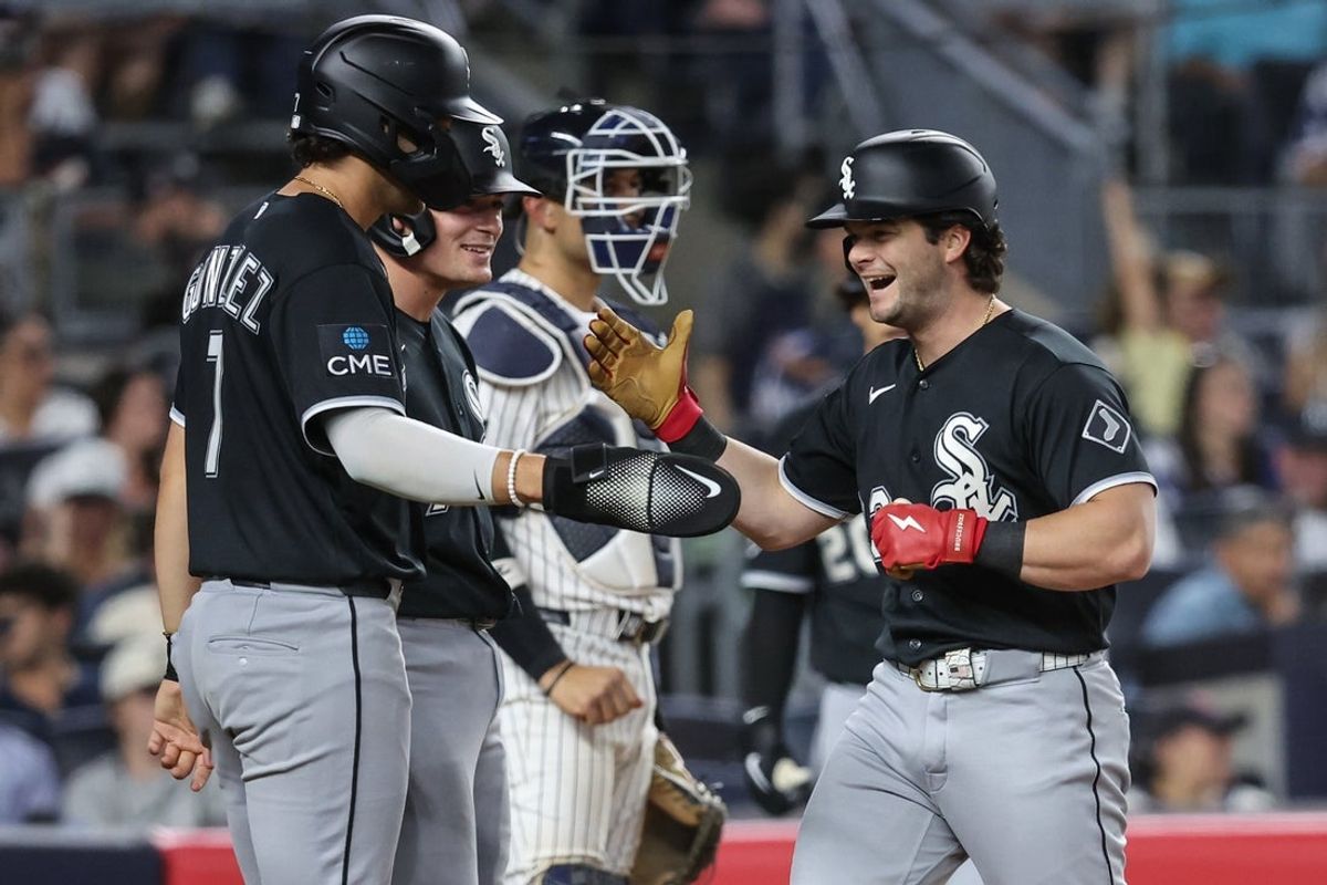 18 de junho de 2026; Bronx, Nova York, EUA; O rebatedor do Chicago White Sox, Andrew Benintendi (23), comemora com seus companheiros de equipe depois de fazer um home run de Grand Slam na oitava entrada contra o New York Yankees no Yankee Stadium. Crédito obrigatório: Wendell Cruz-Imagn Images