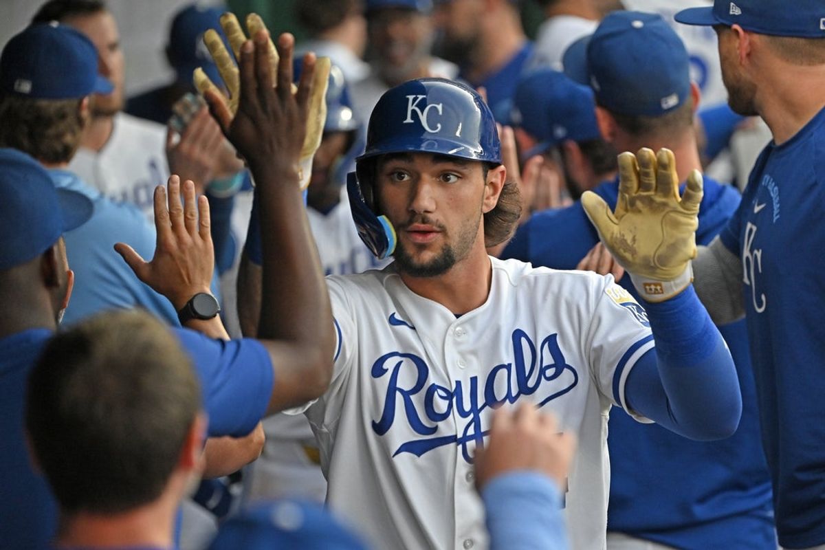 18 de junho de 2026; Kansas City, Missouri, EUA; O jogador de primeira base do Kansas City Royals, Jac Caglianone (14), comemora no banco de reservas depois de acertar um home run de duas corridas na quarta entrada contra o St. Crédito obrigatório: Peter Aiken-Imagn Images
