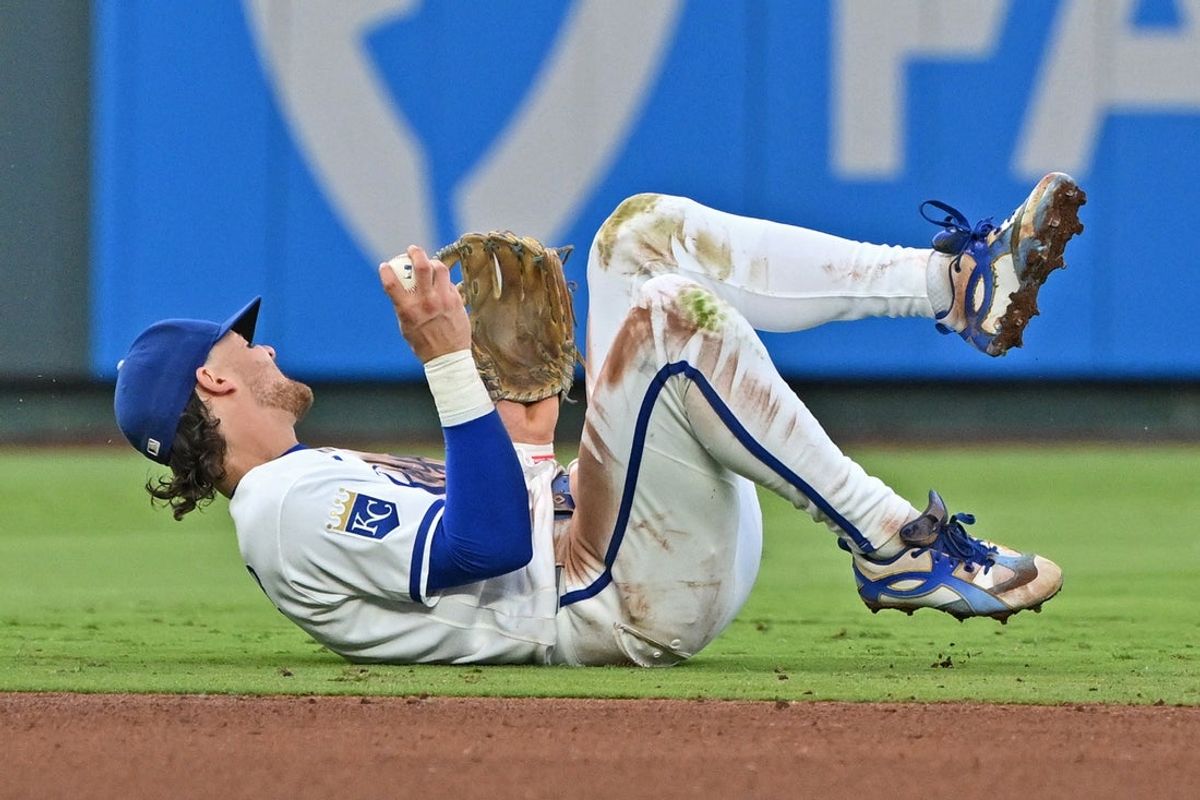 18 de junho de 2026; Kansas City, Missouri, EUA; O shortstop do Kansas City Royals, Bobby Witt Jr. (7), rola depois de machucar o joelho na quarta entrada contra o St. Crédito obrigatório: Peter Aiken-Imagn Images