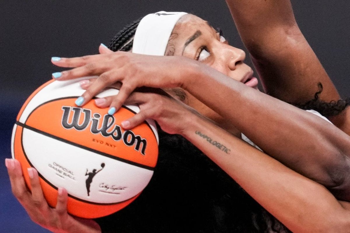 O centro do Indiana Fever, Aliyah Boston (7), protege o atacante do Atlanta Dream, Angel Reese (5), na quinta-feira, 18 de junho de 2026, durante o segundo tempo de um jogo no Gainbridge Fieldhouse, em Indianápolis. O Atlanta Dream derrotou o Indiana Fever por 108-101.