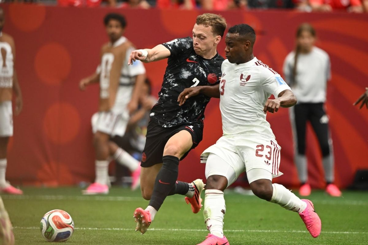 18 de junho de 2026; Vancouver, Colúmbia Britânica, EUA; O zagueiro canadense Alistair Johnston (2) luta pela bola contra o meio-campista do Catar Assim Madibo (23) durante o primeiro tempo, durante uma partida do Grupo B da Copa do Mundo FIFA de 2026, no BC Place Vancouver. Crédito obrigatório: Anne-Marie Sorvin-Imagn Images