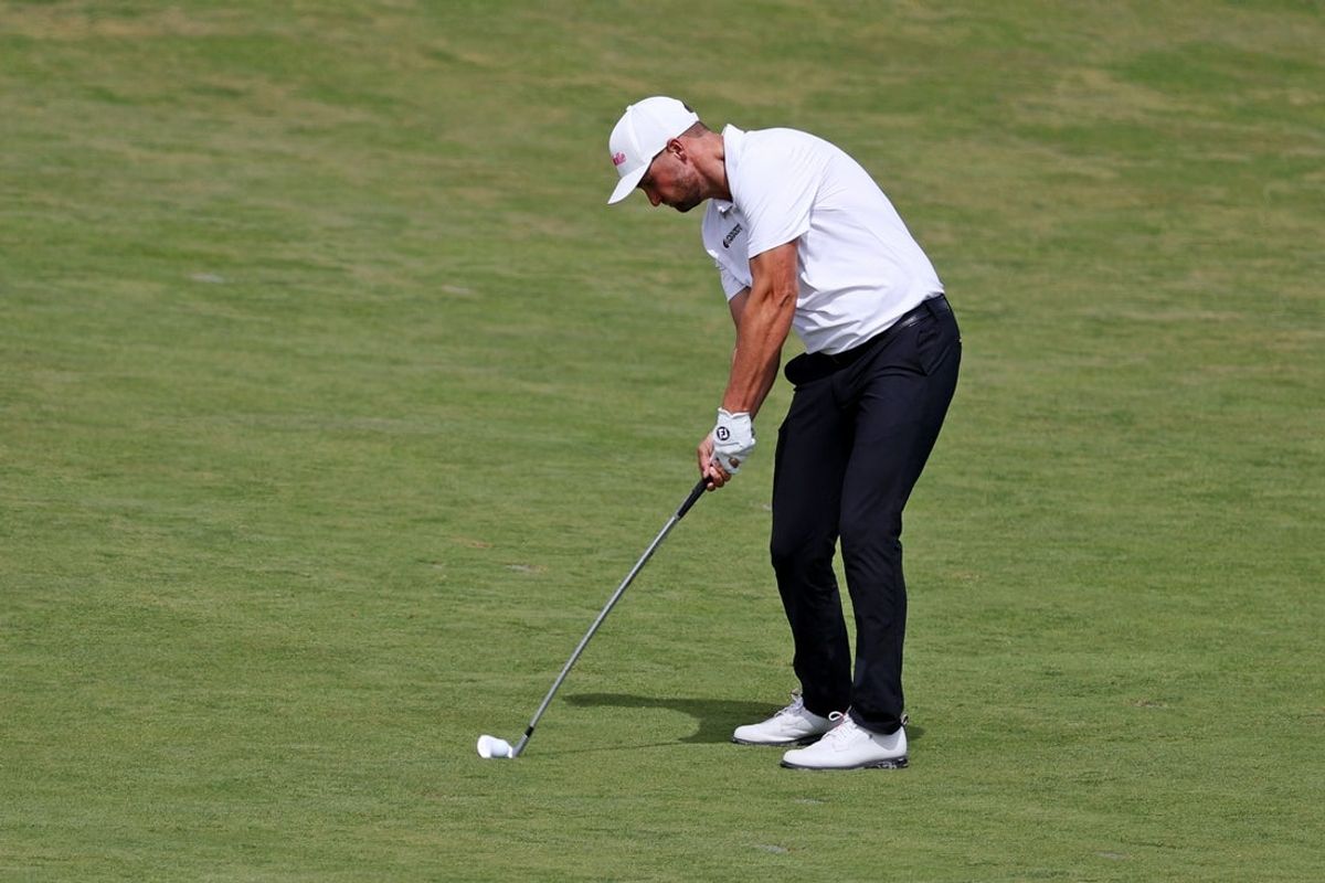 19 de junho de 2026; Southampton, Nova York, EUA; Wyndham Clark dá sua tacada no nono fairway durante a segunda rodada do torneio de golfe do US Open no Shinnecock Hills Golf Club. Crédito obrigatório: Pamela Smith-Imagn Images