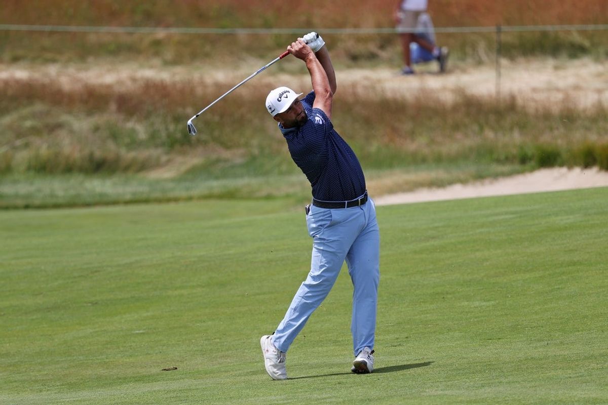 19 de junho de 2026; Southampton, Nova York, EUA; Jon Rahm dá sua tacada no 14º fairway durante a segunda rodada do torneio de golfe do US Open no Shinnecock Hills Golf Club. Crédito obrigatório: Pamela Smith-Imagn Images