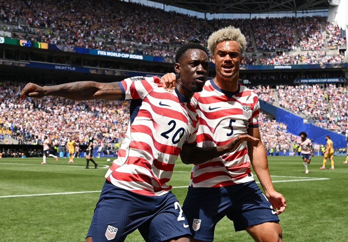 Folarin Balogun e Antonee Robinson comemoram o primeiro gol da seleção masculina dos EUA contra a Austrália em 19 de junho de 2026, no Seattle Stadium.