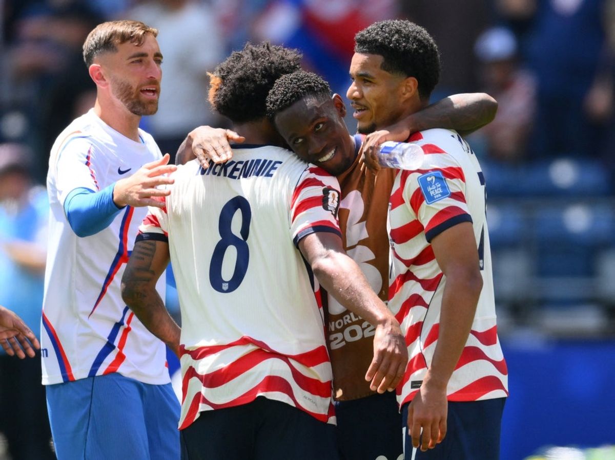 Jogadores da seleção masculina dos Estados Unidos comemoram após derrotar a Austrália por 2 a 0 no Seattle Stadium, em 19 de junho de 2026.