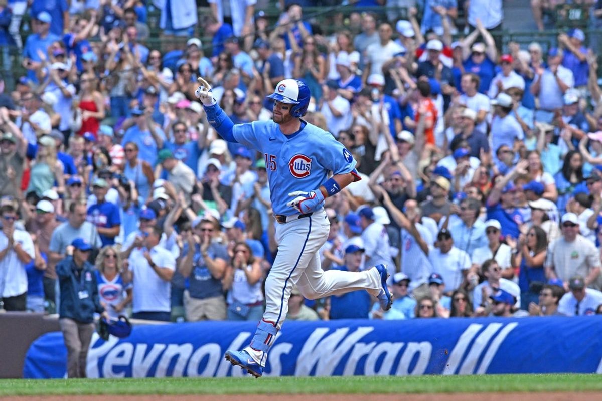 19 de junho de 2026; Chicago, Illinois, EUA; O apanhador do Chicago Cubs, Carson Kelly (15), percorre as bases depois de rebater seu grand slam contra o Toronto Blue Jays durante o primeiro inning no Wrigley Field. Crédito obrigatório: Patrick Gorski-Imagn Images