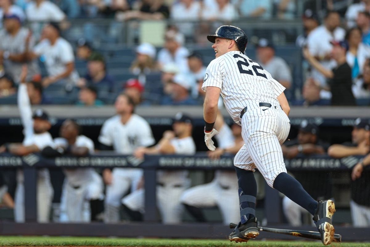 19 de junho de 2026; Bronx, Nova York, EUA; O jogador de primeira base do New York Yankees, Ben Rice (22), faz um home run de três corridas durante o segundo turno contra o Cincinnati Reds no Yankee Stadium. Crédito obrigatório: Vincent Carchietta-Imagn Images