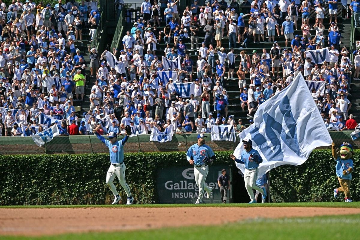 19 de junho de 2026; Chicago, Illinois, EUA; O Chicago Cubs comemora após derrotar o Toronto Blue Jays no Wrigley Field. Crédito obrigatório: Patrick Gorski-Imagn Images