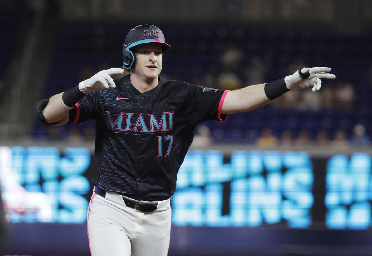 19 de junho de 2026; Miami, Flórida, EUA; O defensor direito do Miami Marlins, Owen Caissie (17), comemora um home run contra o San Francisco Giants durante o primeiro turno no LoDepot Park. Crédito obrigatório: Imagens Rhona Wise-Imagn