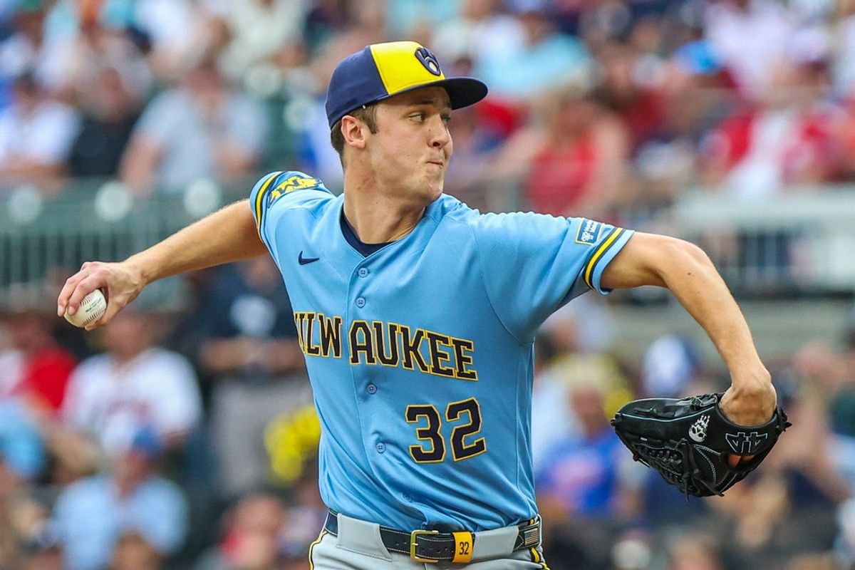 19 de junho de 2026; Cumberland, Geórgia, EUA; O arremessador do Milwaukee Brewers, Jacob Misiorowski (32), arremessa contra o Atlanta Braves durante o primeiro turno em Truist Park. Crédito obrigatório: Jordan Godfree-Imagn Images