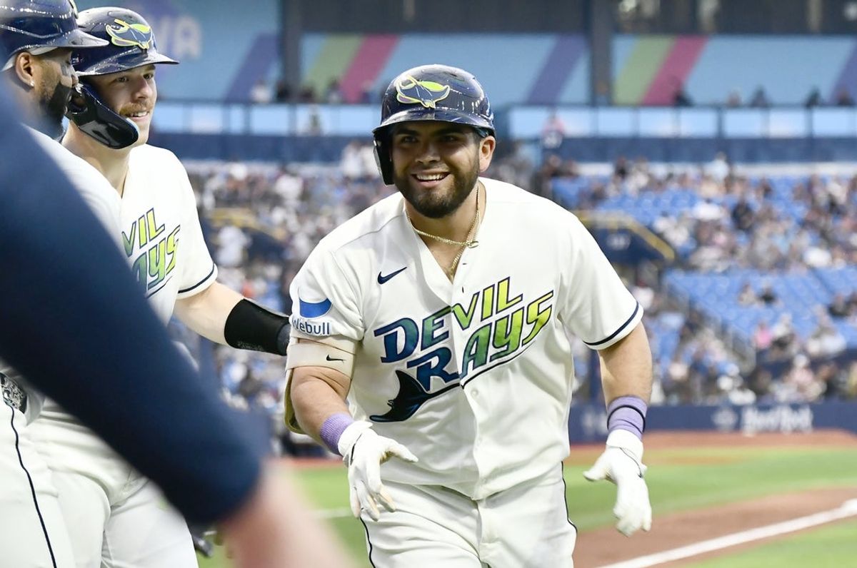 19 de junho de 2026; São Petersburgo, Flórida, EUA; O jogador da primeira base do Tampa Bay Rays, Jonathan Aranda (8), comemora um home run durante a terceira entrada contra o Washington Nationals no Tropicana Field. Crédito obrigatório: Pablo Robles-Imagn Images