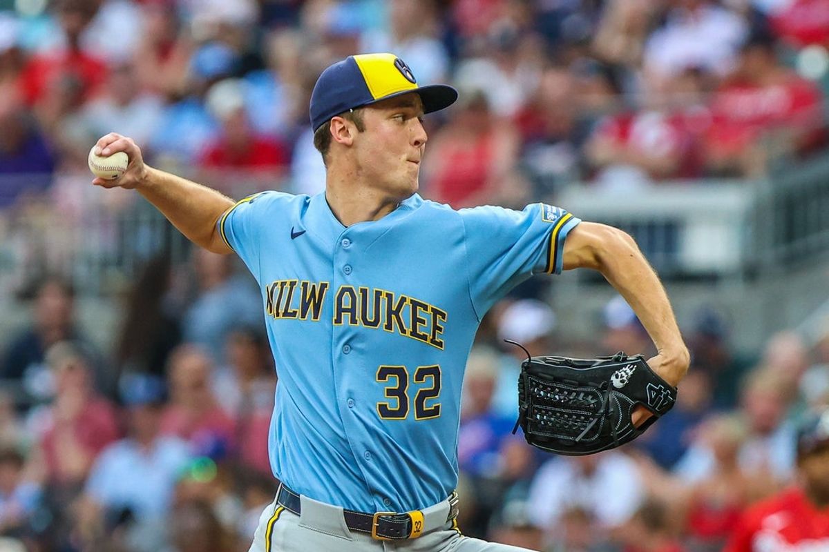 19 de junho de 2026; Cumberland, Geórgia, EUA; O arremessador do Milwaukee Brewers, Jacob Misiorowski (32), arremessa contra o Atlanta Braves durante a terceira entrada em Truist Park. Crédito obrigatório: Jordan Godfree-Imagn Images