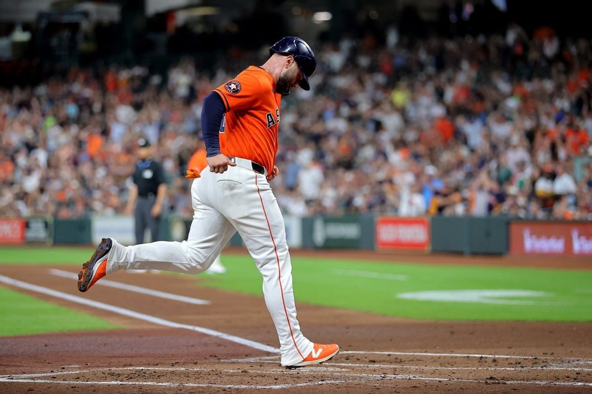 19 de junho de 2026; Houston, Texas, EUA; O jogador de primeira base do Houston Astros, Christian Walker (8), cruza o home plate para marcar uma corrida contra o Cleveland Guardians durante o primeiro inning no Daikin Park. Crédito obrigatório: Erik Williams-Imagn Images