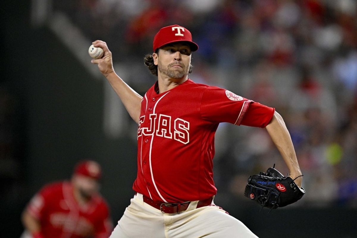 19 de junho de 2026; Arlington, Texas, EUA; O arremessador titular do Texas Rangers, Jacob deGrom (48), arremessa contra o San Diego Padres na terceira entrada no Globe Life Field. Crédito obrigatório: Jerome Miron-Imagn Images