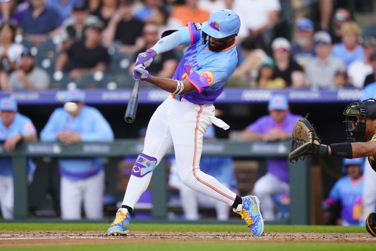 19 de junho de 2026; Denver, Colorado, EUA; O segunda base do Colorado Rockies, Willi Castro (3), acerta um RBI duplo na terceira entrada contra o Pittsburgh Pirates no Coors Field. Crédito obrigatório: Ron Chenoy-Imagn Images