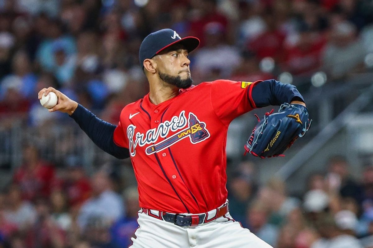 19 de junho de 2026; Cumberland, Geórgia, EUA; O arremessador do Atlanta Braves, Robert Suarez (75), arremessa contra o Milwaukee Brewers durante a sétima entrada em Truist Park. Crédito obrigatório: Jordan Godfree-Imagn Images