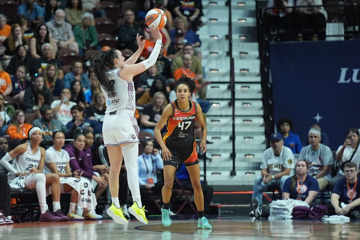 19 de junho de 2026; Uncasville, Connecticut, EUA; A armadora do Toronto Tempo, Marina Mabrey (3), arremessa contra o Connecticut Sun durante o segundo tempo na Mohegan Sun Arena. Crédito obrigatório: Gregory Fisher-Imagn Images