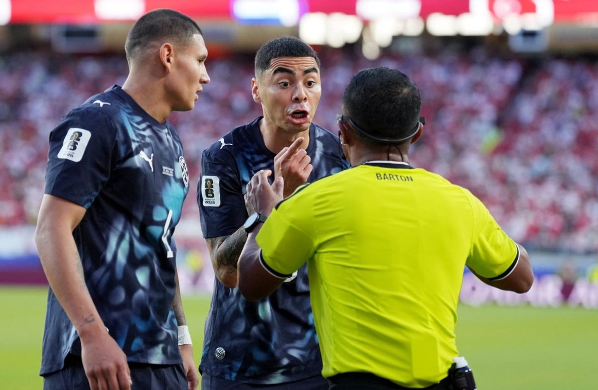 19 de junho de 2026; Santa Clara, Califórnia, EUA; Miguel Almiron, do Paraguai, discute com o árbitro Ivan Barton. Crédito obrigatório: Darren Yamashita-Imagn Images