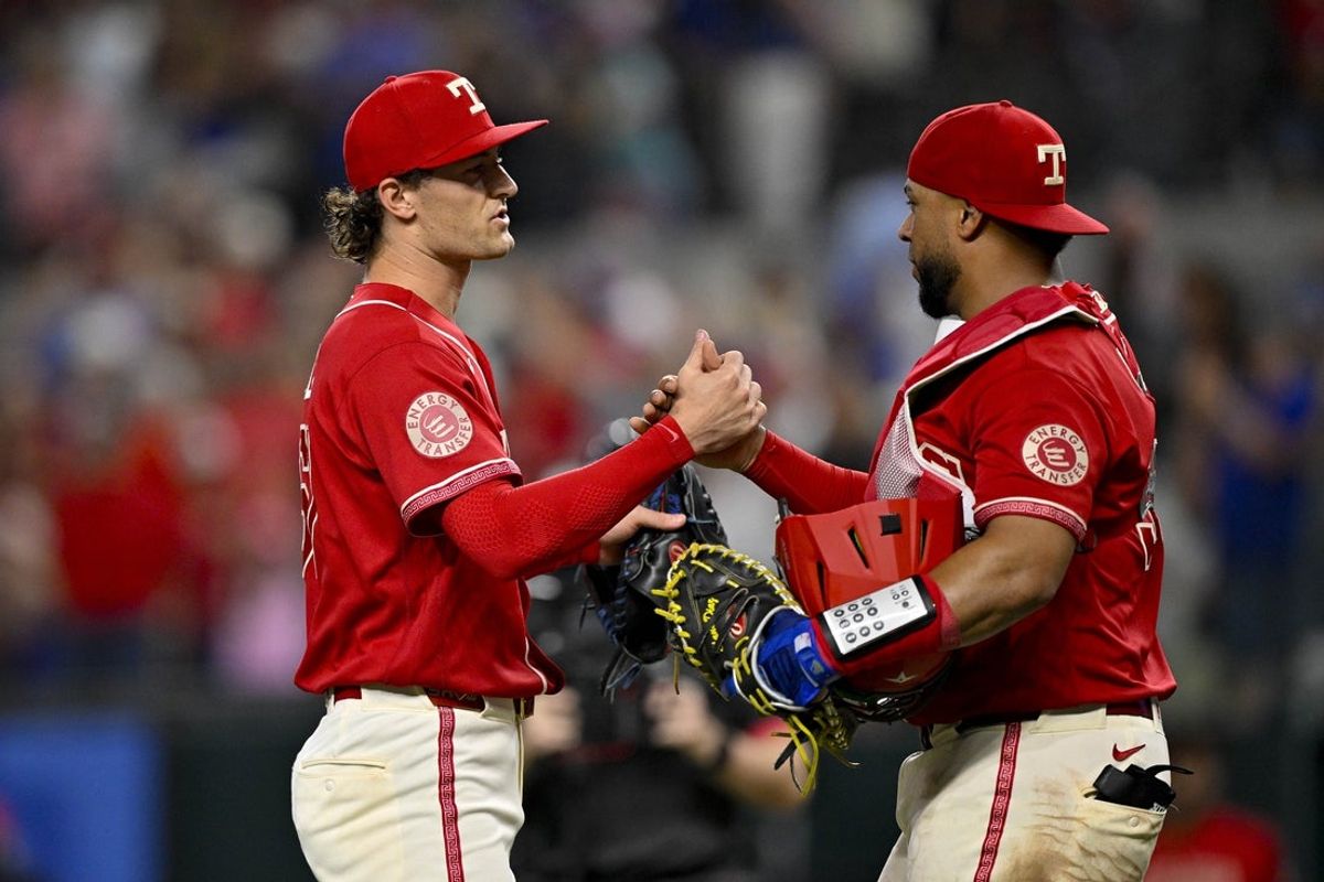 19 de junho de 2026; Arlington, Texas, EUA; O arremessador substituto do Texas Rangers, Jacob Latz (67), e o apanhador Elias Diaz (35) comemoram depois que os Rangers derrotaram o San Diego Padres no Globe Life Field. Crédito obrigatório: Jerome Miron-Imagn Images