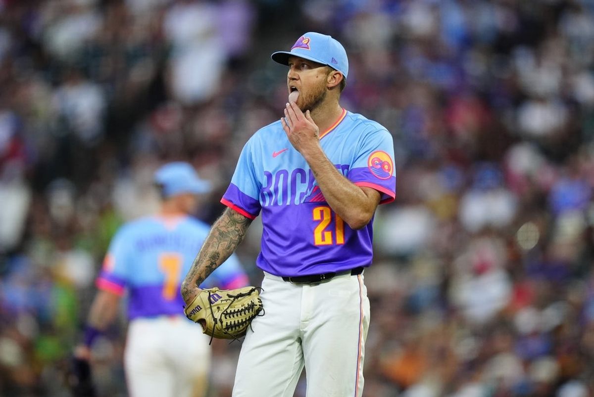 19 de junho de 2026; Denver, Colorado, EUA; O arremessador do Colorado Rockies, Kyle Freeland (21), após um strike out lançado na sétima entrada contra o Pittsburgh Pirates no Coors Field. Crédito obrigatório: Ron Chenoy-Imagn Images
