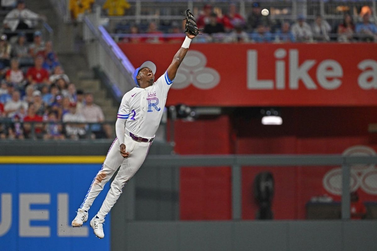 19 de junho de 2026; Kansas City, Missouri, EUA; O shortstop do Kansas City Royals, Tyler Tolbert (2), salta para um line drive na nona entrada contra o St. Louis Cardinals no Kauffman Stadium. Crédito obrigatório: Peter Aiken-Imagn Images