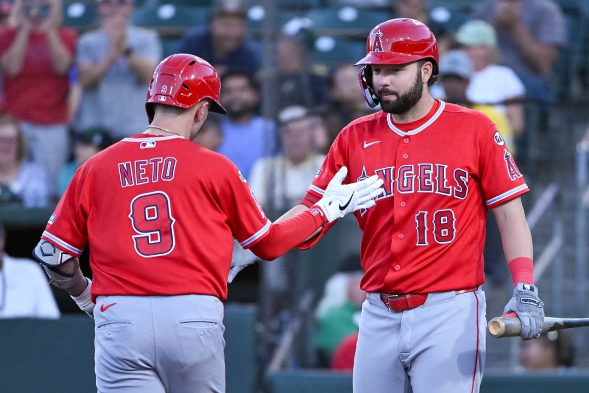 19 de junho de 2026; West Sacramento, Califórnia, EUA; O shortstop do Los Angeles Angels, Zach Neto (9), comemora com o primeira base Nolan Schanuel (18) depois de fazer um home run contra o Athletics durante a quarta entrada no Sutter Health Park. Crédito obrigatório: Ed Szczepanski-Imagn Images