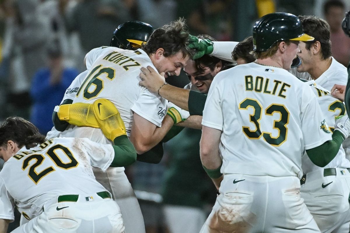 19 de junho de 2026; West Sacramento, Califórnia, EUA; O jogador de primeira base do atletismo, Nick Kurtz (16), comemora com seus companheiros de equipe depois de fazer uma caminhada para vencer o jogo contra o Los Angeles Angels no Sutter Health Park. Crédito obrigatório: Ed Szczepanski-Imagn Images