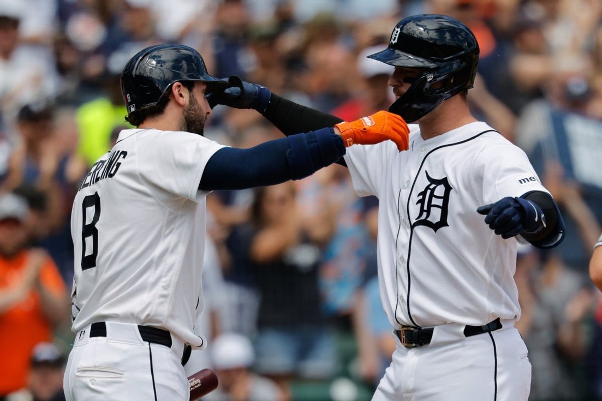 20 de junho de 2026; Detroit, Michigan, EUA; O rebatedor designado do Detroit Tigers, Dillon Dingler (13), comemora com o defensor central Matt Vierling (8) depois de acertar um home run na sétima entrada contra o Chicago White Sox no Comerica Park. Crédito obrigatório: Rick Osentoski-Imagn Images