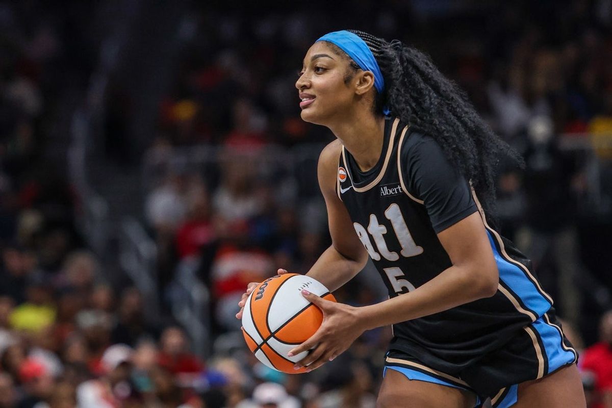 20 de junho de 2026; Atlanta, Geórgia, EUA; O atacante do Atlanta Dream, Angel Reese (5), busca um passe contra o Indiana Fever durante o quarto período na State Farm Arena. Crédito obrigatório: Jordan Godfree-Imagn Images