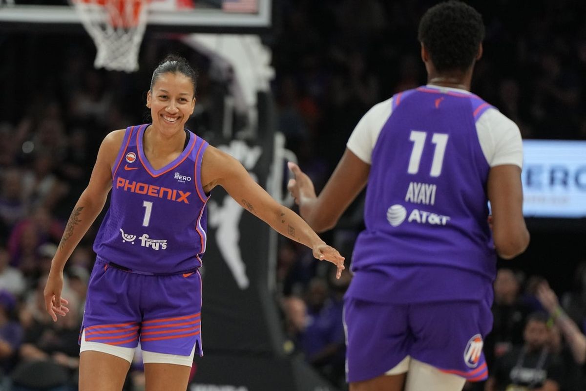 20 de junho de 2026; Phoenix, Arizona, EUA; A atacante do Phoenix Mercury, Noemie Brochant (1), comemora com a atacante Valeriane Ayayi (11) após marcar contra o Seattle Storm no primeiro tempo no Mortgage Matchup Center. Crédito obrigatório: Rick Scuteri-Imagn Images