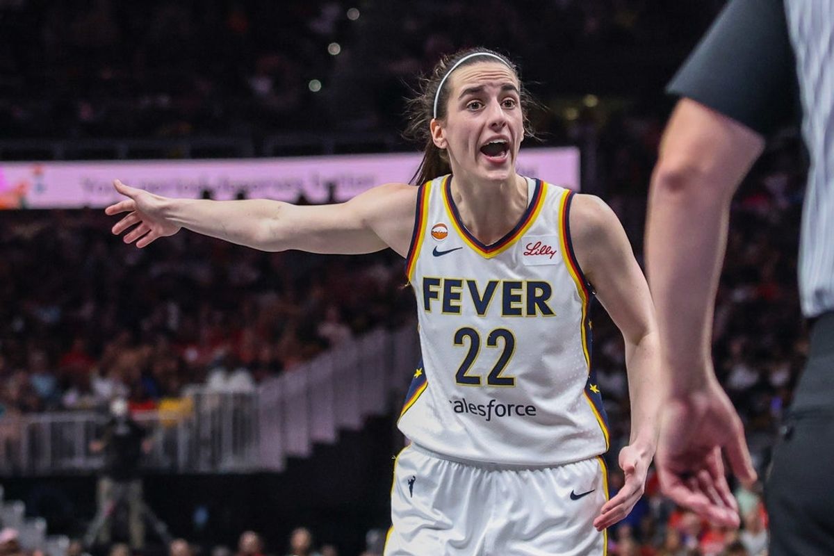 20 de junho de 2026; Atlanta, Geórgia, EUA; A armadora do Indiana Fever, Caitlin Clark (22), grita com o árbitro após uma chamada durante o jogo contra o Atlanta Dream no quarto período na State Farm Arena. Crédito obrigatório: Jordan Godfree-Imagn Images
