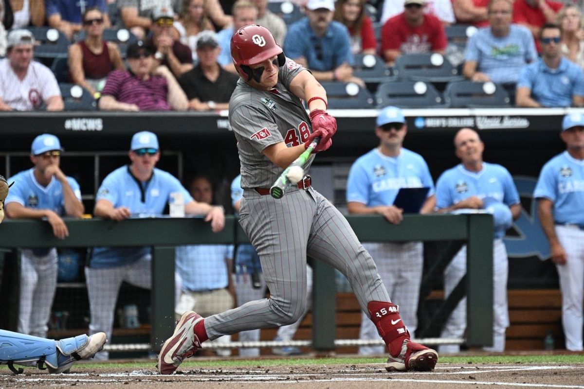 20 de junho de 2026; Omaha, NE, EUA; O apanhador do Oklahoma Sooners, Deiten Lachance (48), faz um home run contra o Tar Heels da Carolina do Norte durante o primeiro turno no Charles Schwab Field. Crédito obrigatório: Steven Branscombe-Imagn Images