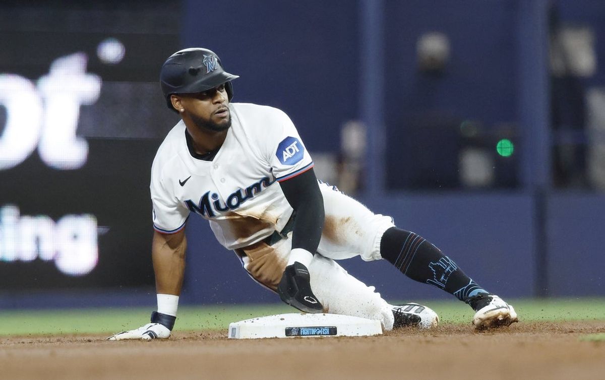 20 de junho de 2026; Miami, Flórida, EUA; O jogador da segunda base do Miami Marlins, Otto Lopez (6), rouba a segunda base contra o San Francisco Giants durante o primeiro turno no LoDepot Park. Crédito obrigatório: Imagens Rhona Wise-Imagn