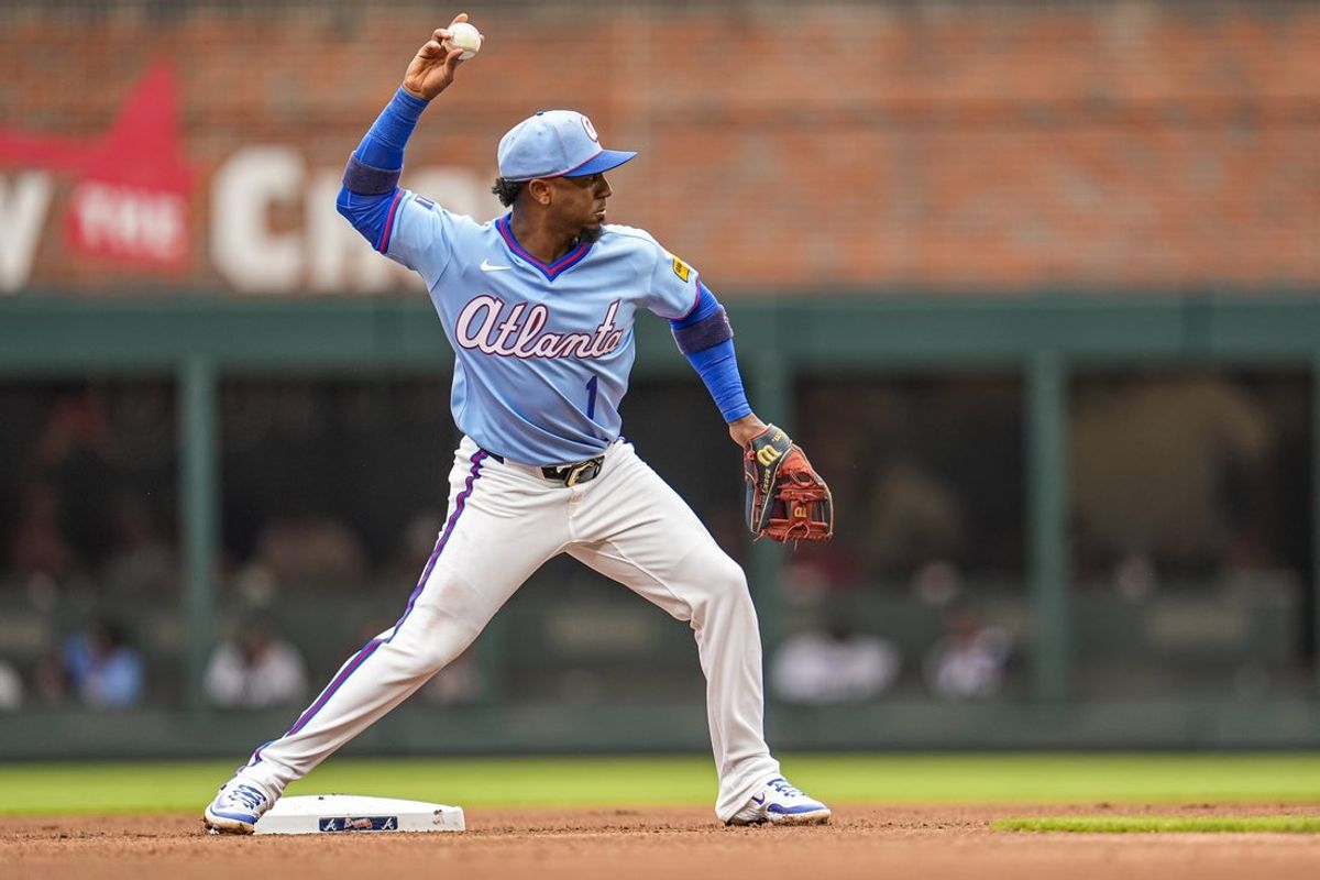 20 de junho de 2026; Cumberland, Geórgia, EUA; O segunda base do Atlanta Braves, Ozzie Albies (1), se vira para completar uma jogada dupla contra o Milwaukee Brewers durante a quarta entrada em Truist Park. Crédito obrigatório: Dale Zanine-Imagn Images