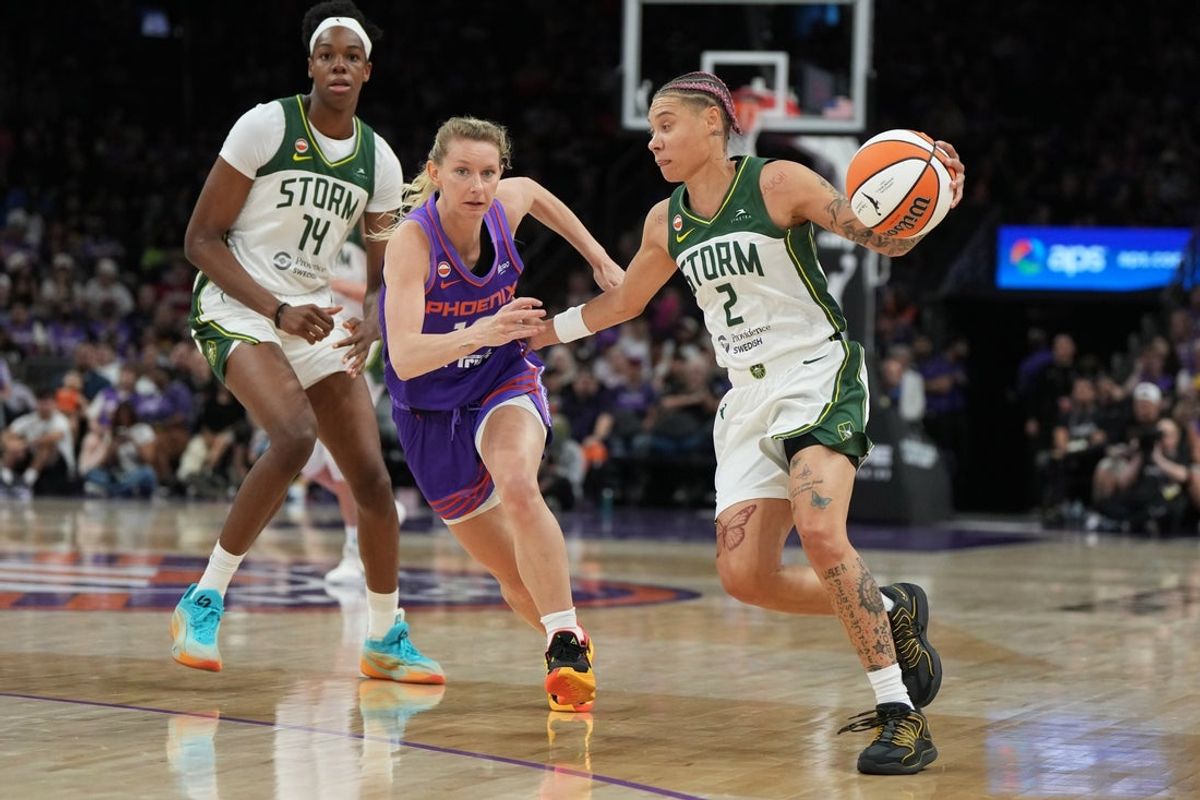 20 de junho de 2026; Phoenix, Arizona, EUA; A guarda do Seattle Storm, Natisha Hiedeman (2), ultrapassou a guarda do Phoenix Mercury, Lexi Held (10), no segundo tempo no Mortgage Matchup Center. Crédito obrigatório: Rick Scuteri-Imagn Images