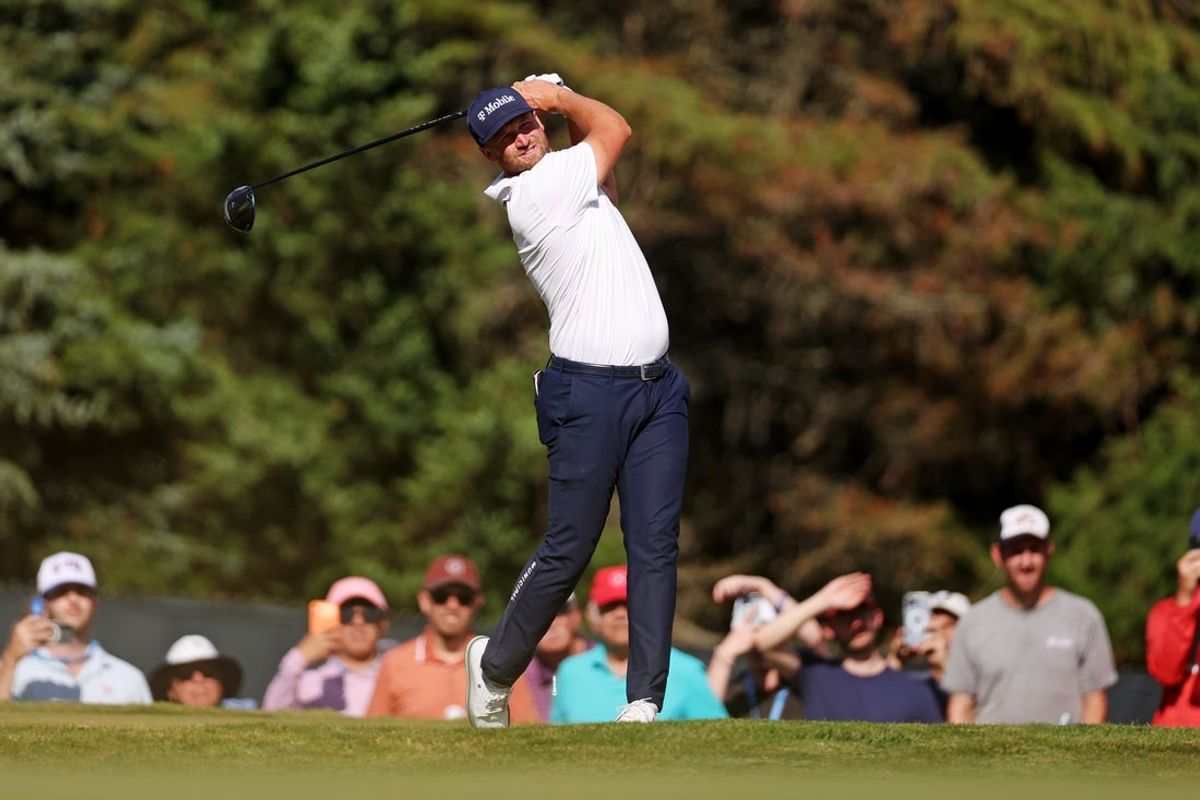20 de junho de 2026; Southampton, Nova York, EUA; Wyndham Clark dá uma tacada inicial no sexto green durante a terceira rodada do torneio de golfe do US Open no Shinnecock Hills Golf Club. Crédito obrigatório: Bill Streicher-Imagn Images