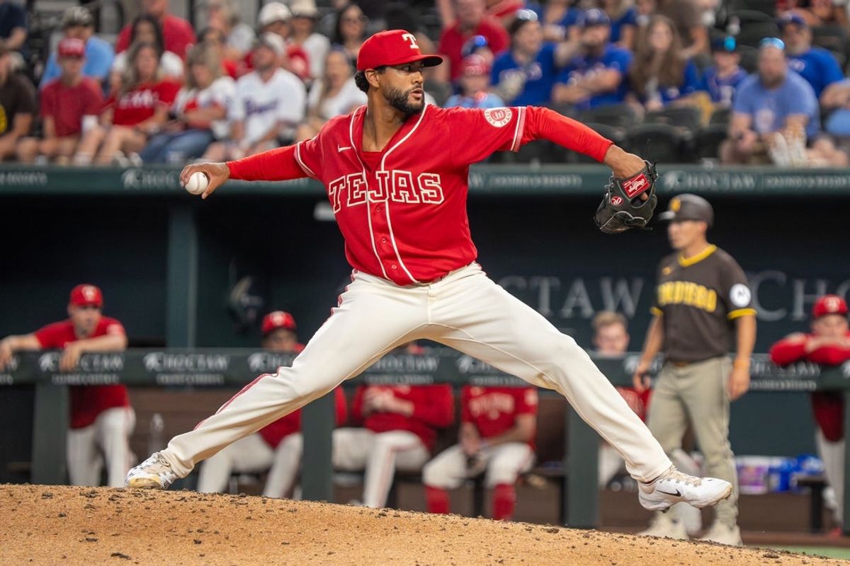 20 de junho de 2026; Arlington, Texas, EUA; O arremessador do Texas Rangers, Joe Ross (41), joga na base contra o San Diego Padres durante a décima entrada no Globe Life Field. Crédito obrigatório: Raymond Carlin III-Imagn Images