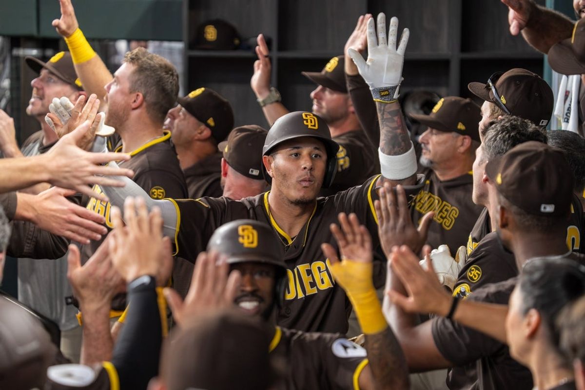 20 de junho de 2026; Arlington, Texas, EUA; O homem da terceira base do San Diego Padres, Manny MacHado (13), é recebido no banco de reservas depois de acertar um home run de três corridas contra o Texas Rangers durante a décima entrada no Globe Life Field. Crédito obrigatório: Raymond Carlin III-Imagn Images