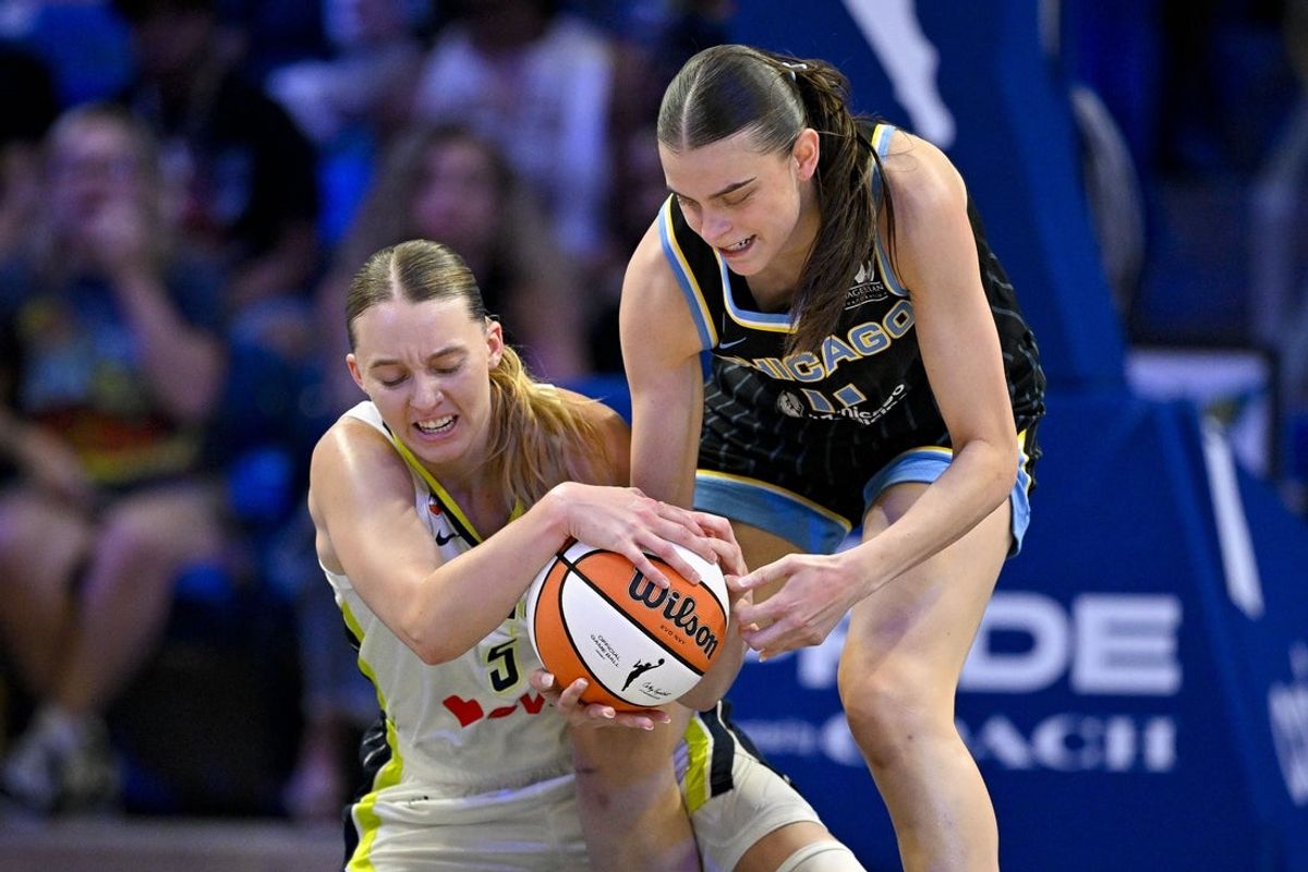20 de junho de 2026; Arlington, Texas, EUA; A armadora do Dallas Wings, Paige Bueckers (5), e a guard do Chicago Sky, Gabriela Jaquez (11), lutam pela bola perdida durante o primeiro tempo no College Park Center. Crédito obrigatório: Jerome Miron-Imagn Images