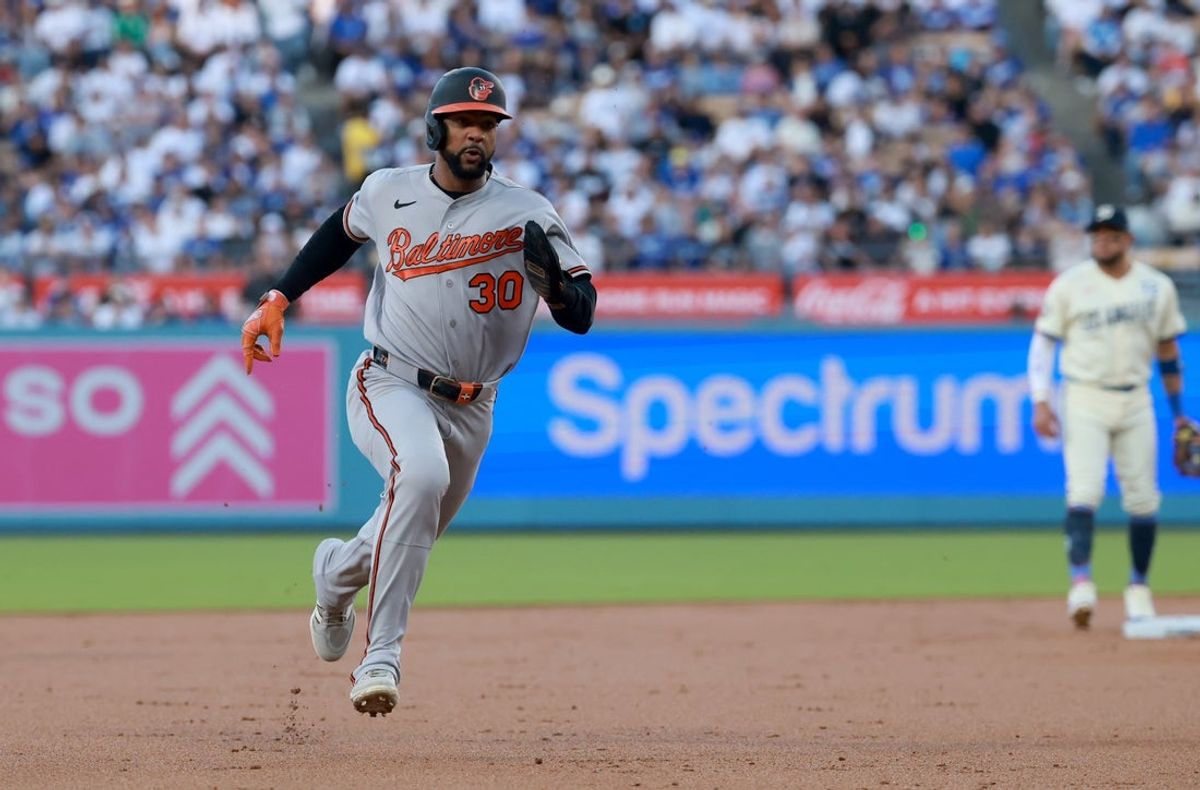 20 de junho de 2026; Los Angeles, Califórnia, EUA; O defensor central do Baltimore Orioles, Leody Taveras (30), corre para o terceiro lugar durante o segundo turno contra o Los Angeles Dodgers no Dodger Stadium. Crédito obrigatório: William Navarro-Imagn Images