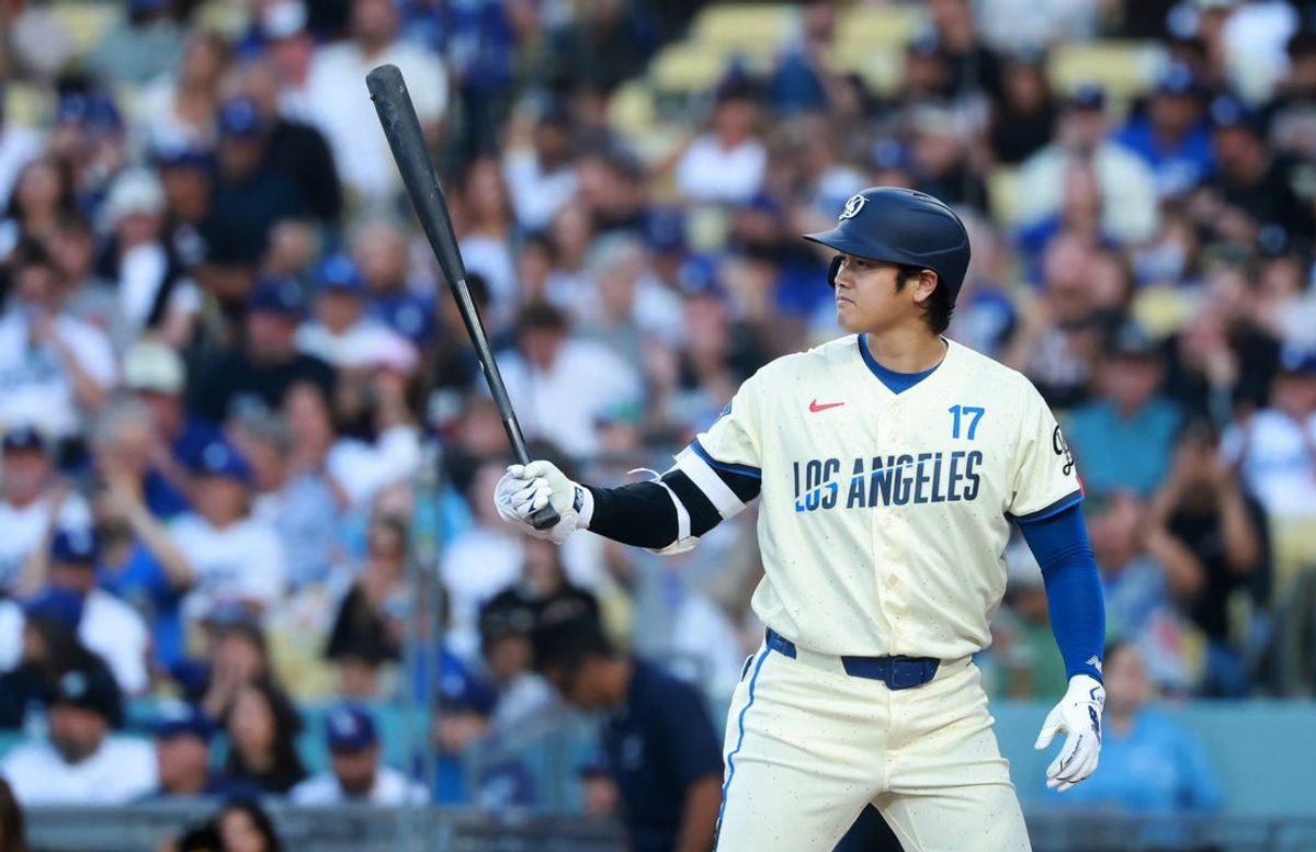 20 de junho de 2026; Los Angeles, Califórnia, EUA; O Los Angeles Dodgers designou o rebatedor Shohei Ohtani (17) como rebatedor durante o primeiro turno contra o Baltimore Orioles no Dodger Stadium. Crédito obrigatório: William Navarro-Imagn Images
