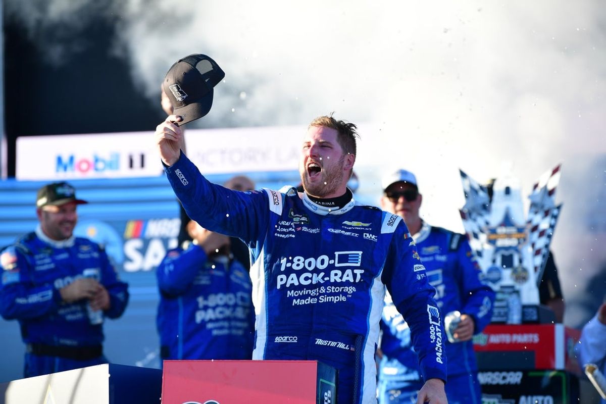 20 de junho de 2026; San Diego, Califórnia, EUA; O piloto da Nascar OReilly Auto Parts Series, Austin Hill (21), comemora sua vitória no United Rentals Driven To Serve 250 no San Diego Street Course. Crédito obrigatório: Gary A. Vasquez-Imagn Images