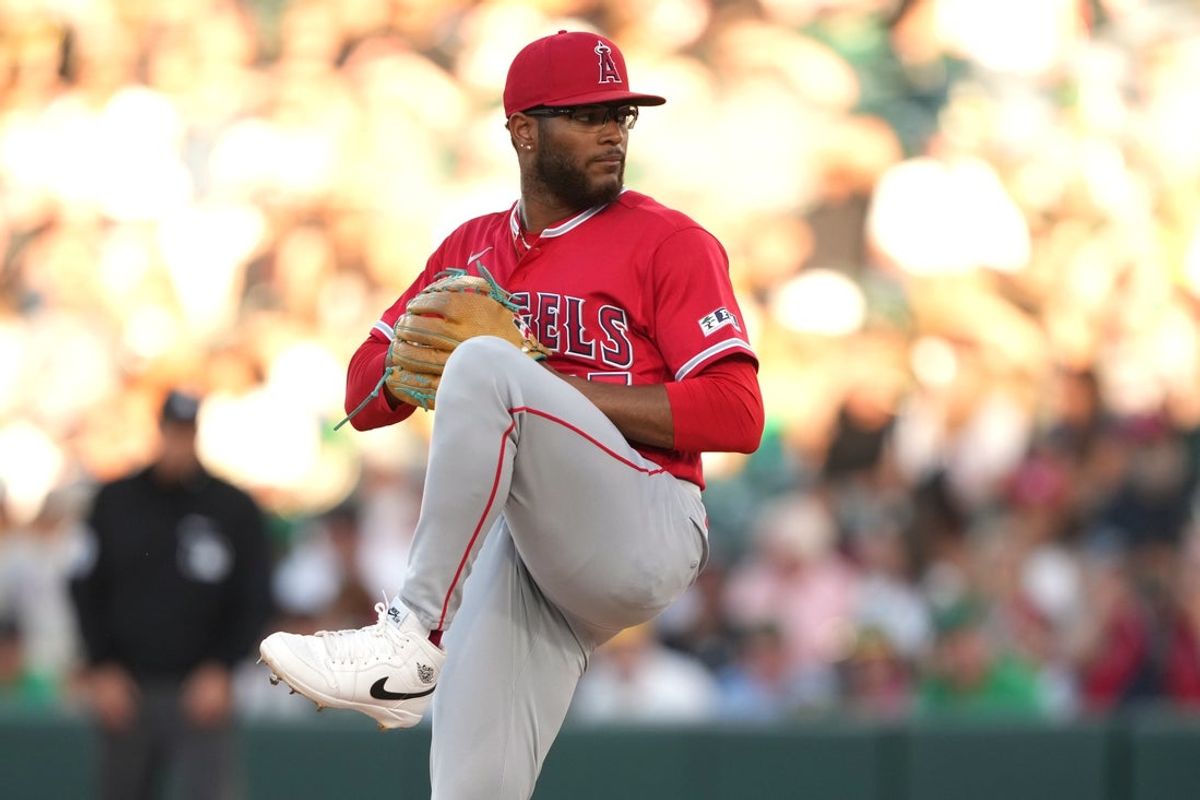 20 de junho de 2026; West Sacramento, Califórnia, EUA; O arremessador titular do Los Angeles Angels, Walbert Urena (57), lança um arremesso contra o Athletics durante o primeiro turno no Sutter Health Park. Crédito obrigatório: Darren Yamashita-Imagn Images