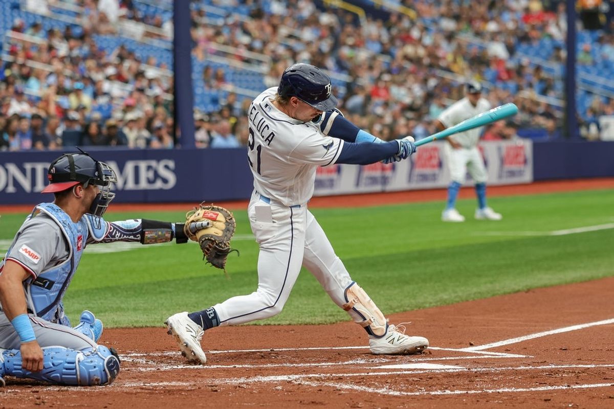 21 de junho de 2026; São Petersburgo, Flórida, EUA; O defensor central do Tampa Bay Rays, Jonny DeLuca (21), rebateu durante o primeiro inning contra o Washington Nationals no Tropicana Field. Crédito obrigatório: Mike Watters-Imagn Images