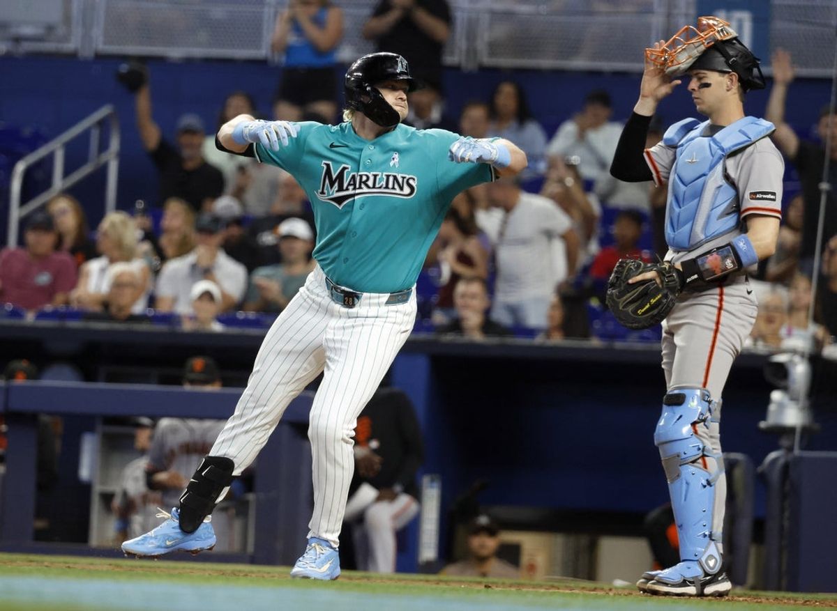 21 de junho de 2026; Miami, Flórida, EUA; O defensor esquerdo do Miami Marlins, Kyle Stowers (28), reage ao seu home run contra o San Francisco Giants durante o segundo turno no LoDepot Park. Crédito obrigatório: Imagens Rhona Wise-Imagn