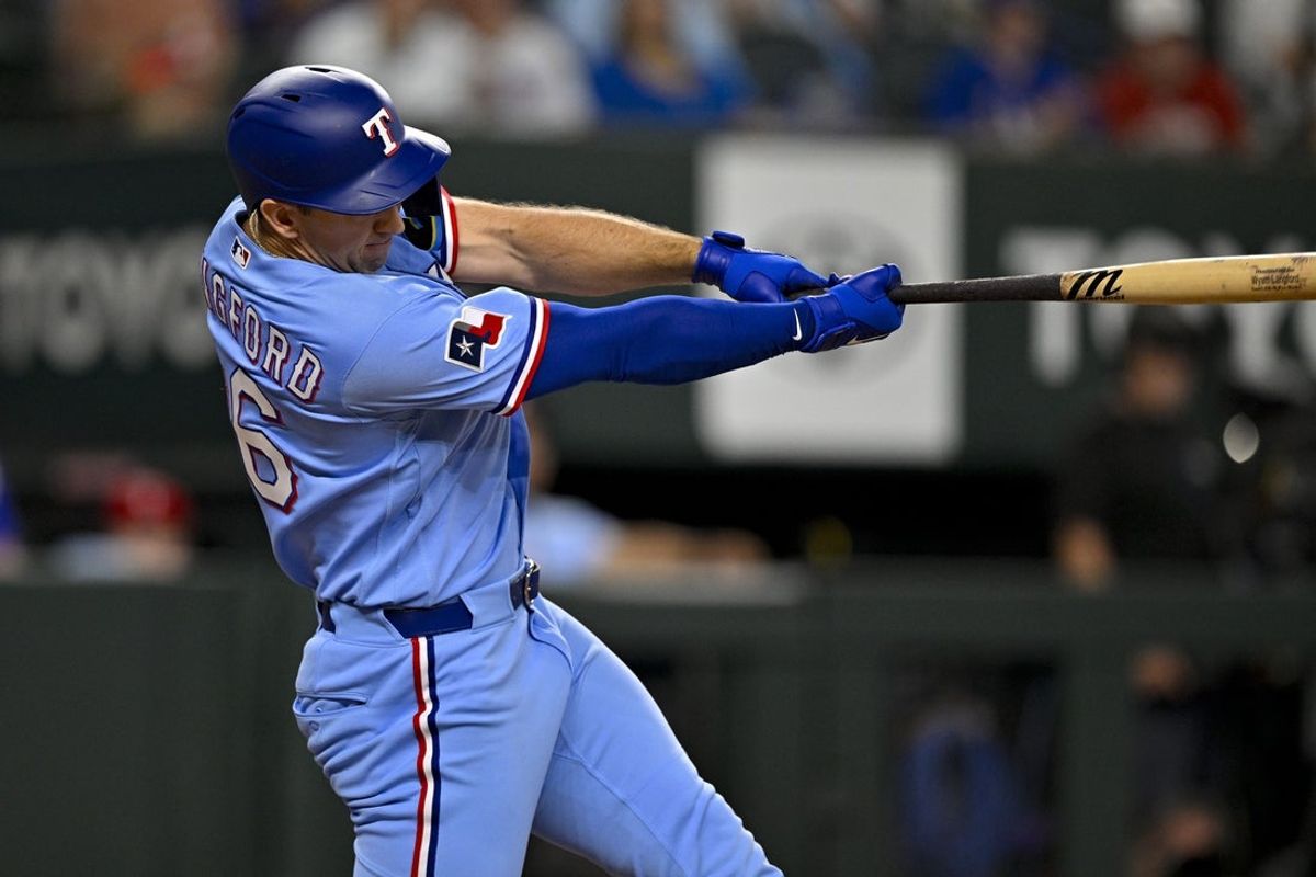 21 de junho de 2026; Arlington, Texas, EUA; O defensor central do Texas Rangers, Wyatt Langford (36), faz um home run de três corridas contra o San Diego Padres durante a terceira entrada no Globe Life Field. Crédito obrigatório: Jerome Miron-Imagn Images